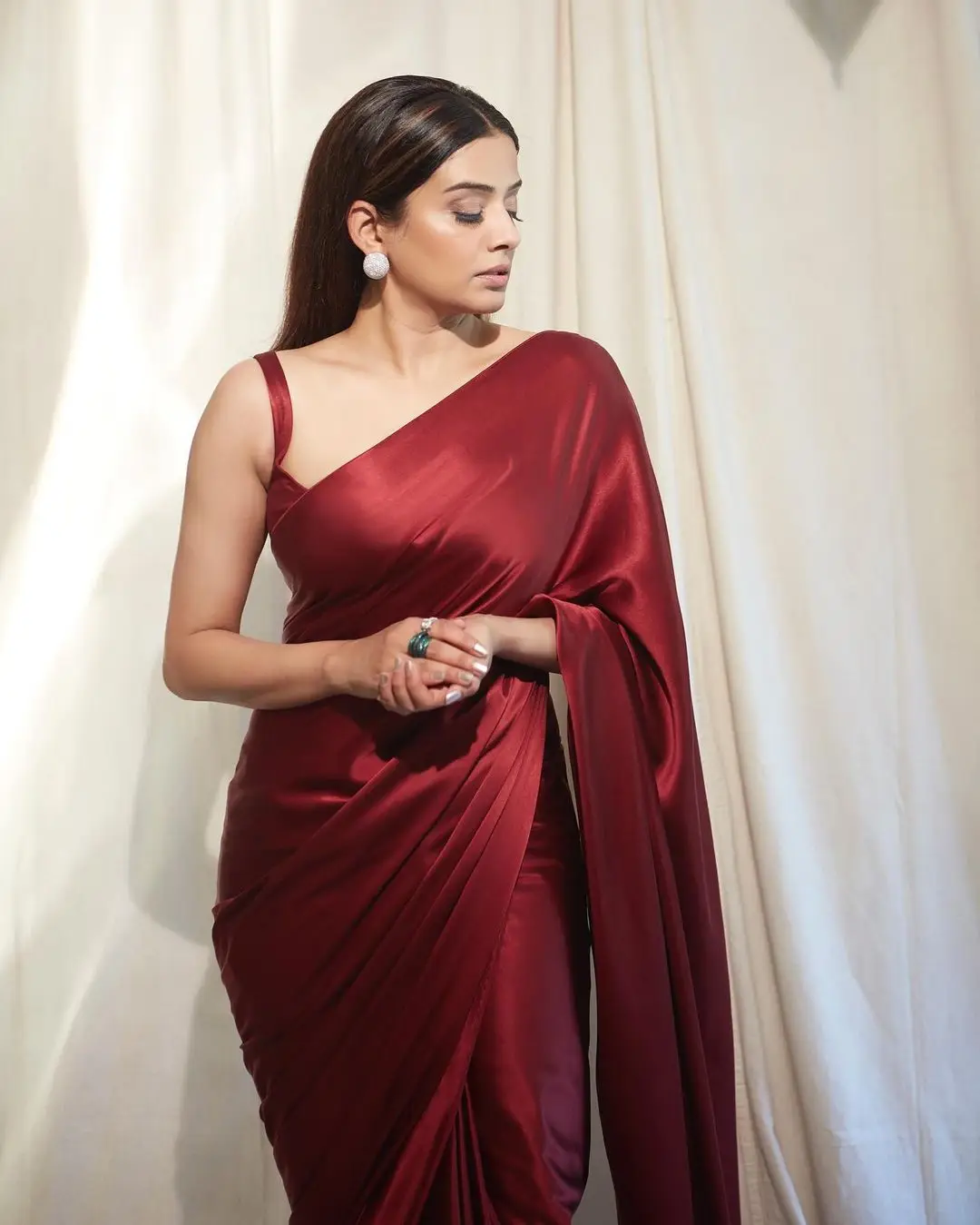 SOUTH INDIAN GIRL PRIYAMANI IN TRADITIONAL MAROON SAREE SLEEVELESS BLOUSE 6